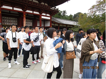 東大寺を見て驚く様子