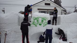 雪像づくりの様子