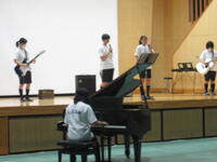 文化祭を音楽で盛り上げる音楽愛好班の生徒たち
